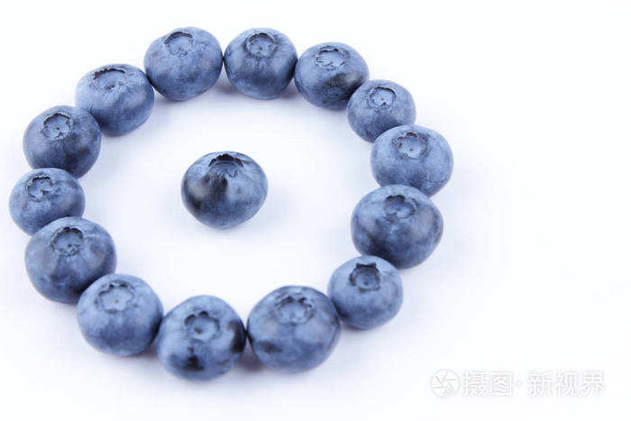 蓝莓在白色背景, 蓝莓浆果分离, 蓝色浆果特写, 空白为设计师, 素食食品
