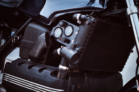 自定义复古摩托车油箱的特写照片与传感器