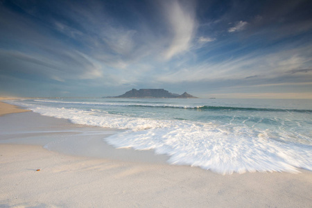 壮观的云彩在桌山在开普敦在南非, 从 Blouberg 海滩, 看从世界的一个顶级假日目的地之一