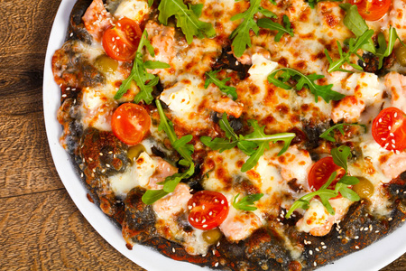 带鲑鱼和意大利干酪的比萨 ruccola