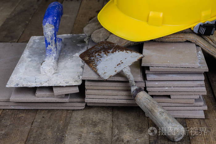 建筑用头盔,瓷砖和工具.建筑工人用木制车间的配件.深色背景