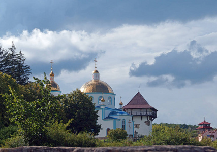 东正教和恢复塔古堡垒在中世纪村庄 Busha, Vinnytsia 州, 乌克兰。Podillya 的旅游目的地和历史地方