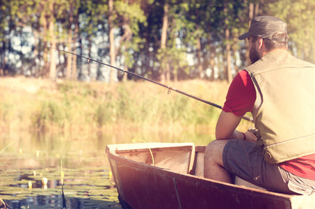 人在河钓鱼从小船, 后面看法, 体育和爱好