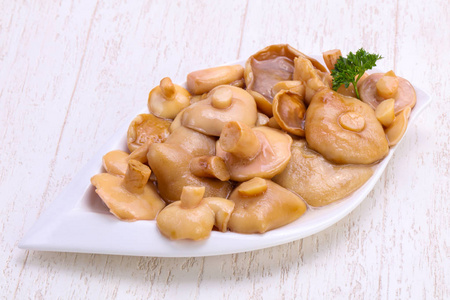 腌制蘑菇在碗里与香料