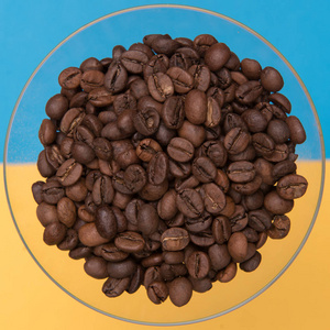 有色背景下的咖啡豆