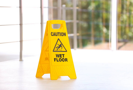 安全标志与词组警告湿地板, 室内。清洁服务