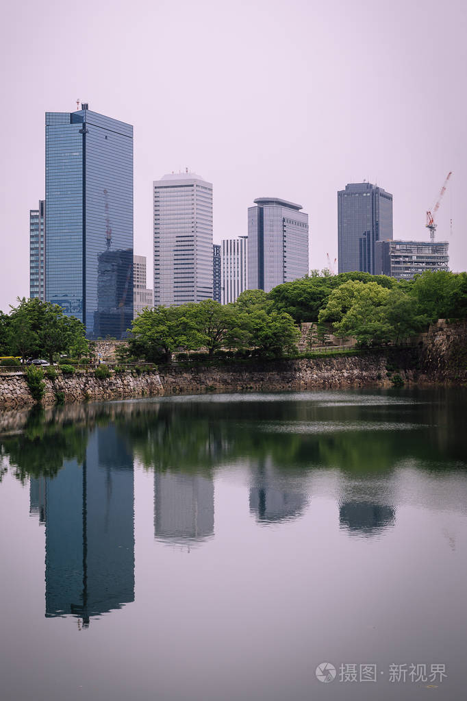 大阪城市现代市中心建筑与水中倒影