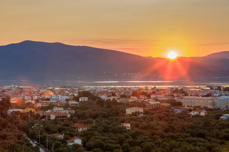 日出在莱夫卡达市。莱夫卡达岛, 希腊