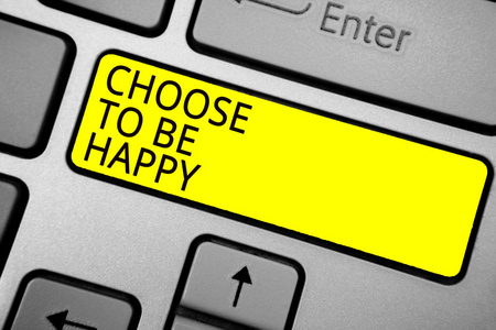 手写文字写作选择快乐。概念意义决定在一个好心情笑脸开朗高兴享受灰色电脑键盘与黄色按钮黑色文本