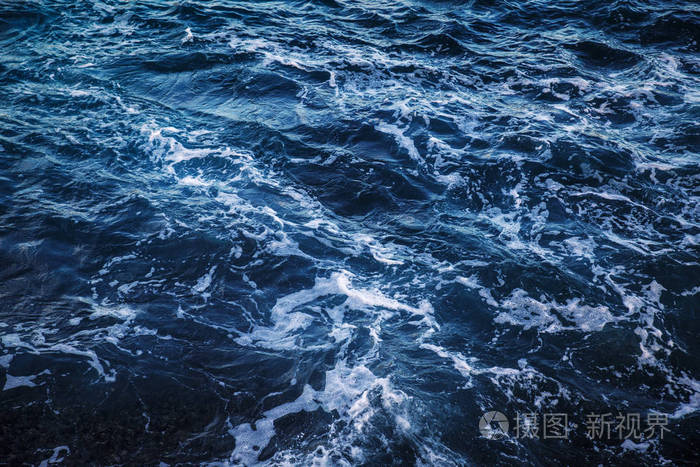 深蓝色海水与白色泡沫顶部视图, 自然背景图像