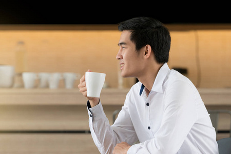 男士年轻英俊优雅的模特在咖啡馆喝咖啡.