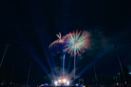 美丽的烟花夜景新年倒计时在清迈泰国