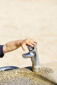 夏季城市公园儿童小手公共饮水喷泉