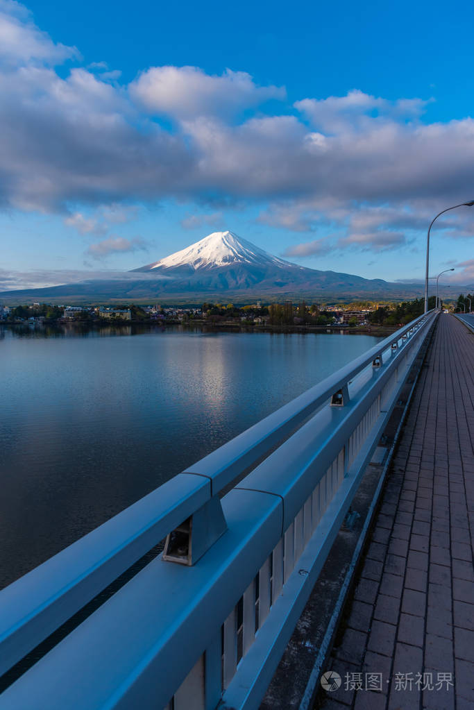 富士山与湖墩,河口与河口大桥大桥竖向图像