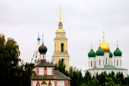 照片明亮的老寺庙和塔在俄国城市 Kolomna