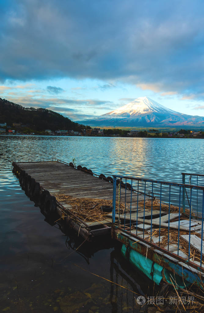 川口湖富士山和码头的复古色调图像