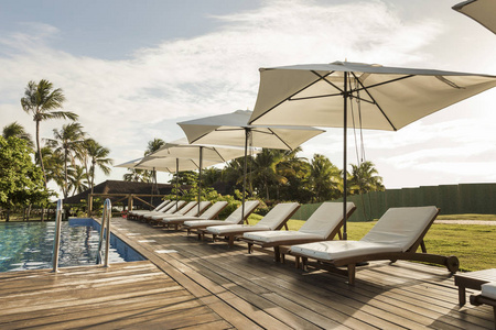 美丽的热带海滩前酒店度假村与游泳池, 太阳躺椅和棕榈树在一个温暖的阳光明媚的一天, 天堂的目的地度假, 在巴西巴伊亚