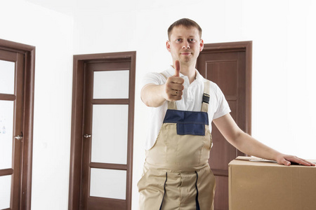 工人在搬运货物图片