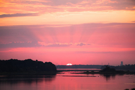 明亮, 五颜六色的傍晚景色在河道加瓦河粉红色和紫色色调。拉脱维亚, 北欧的壮观的日落风光