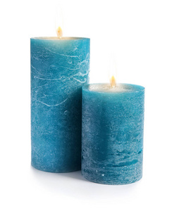 白色背景上的两根装饰性蓝色蜡蜡烛