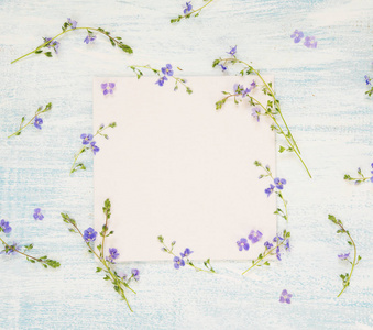 剪贴簿页的婚礼或家庭相册, 弹簧框架与新鲜的蓝色花朵在轻木背景