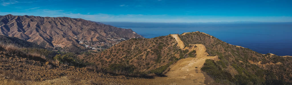 美丽的全景的徒步旅行的足迹沿山脊与海洋在背景下, 加利福尼亚州的圣卡特琳娜岛