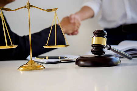 在线事务法官槌与司法律师有团队会议在律师事务所背景.法律概念照片