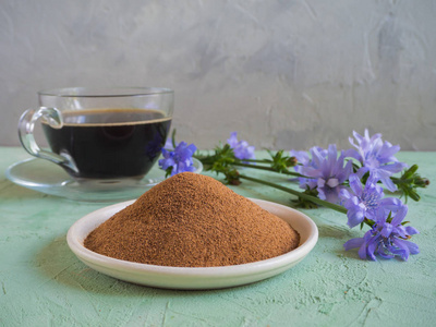 菊苣咖啡。取代传统咖啡, 从菊苣根草药饮料