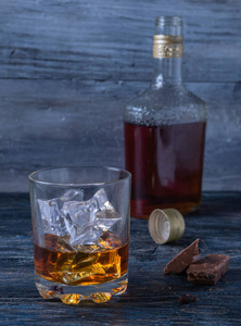 一个瓶子和一杯威士忌, 冰和巧克力