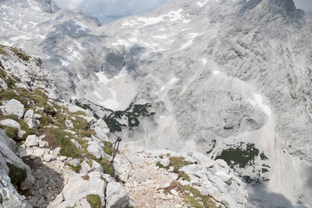 夏天在手提袋 gebirge 山在奥地利阿尔卑斯