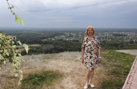 在乌克兰 Izyum 地区, 成熟的妇女站在 Seversky 涅茨河流域全景的背景下。
