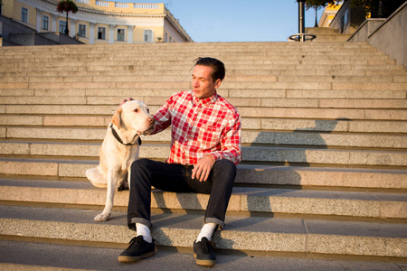 年轻男子和金拉布拉多犬晨行图片