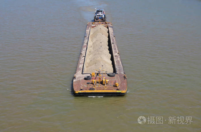 在运输货物的内河船上的高角度视图, 河流, 贝尔格莱德, 塞尔维亚