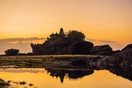 在日落, 巴厘岛, 印度尼西亚海神庙海洋寺庙的风景