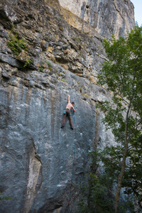 攀岩的自然地形。一个人爬上岩石。攀岩训练。克服困难的路线
