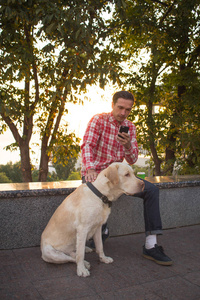 年轻男子和金拉布拉多犬晨行图片