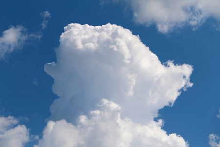 大图片天空图片背景明亮的白色大云彩在蓝天上照片