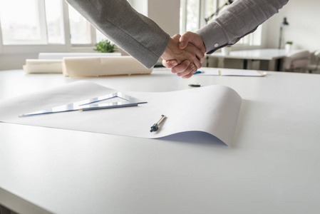 男性和女性商业伙伴特写握手办公桌