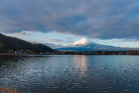 富士山和湖码头全景图, 河口与河口大桥桥在上午时间