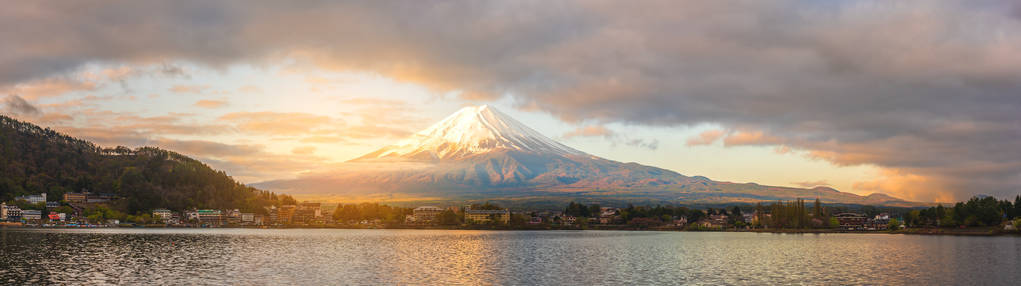 富士山和湖码头全景图, 河口与河口大桥桥在上午时间