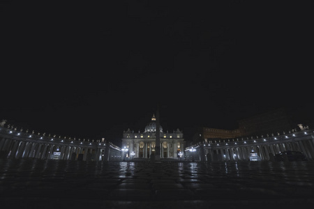 圣彼得大教堂教堂。梵蒂冈夜景。罗马, 意大利