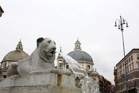 波波罗罗马广场与喷泉。广场在罗马意大利
