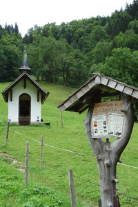 在奥地利阿尔卑斯山徒步旅行