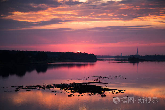 明亮 五颜六色的傍晚景色在河道加瓦河粉红色和紫色色调 拉脱维亚 北欧的壮观的日落风光照片 正版商用图片0uqvh2 摄图新视界