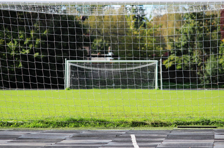 体育场 用橡胶板的跑步机和一个守门员球门的足球场