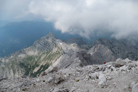 夏天在手提袋 gebirge 山在奥地利阿尔卑斯