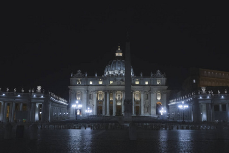 圣彼得大教堂教堂。梵蒂冈夜景。罗马, 意大利