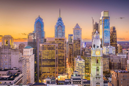 费城, 宾夕法尼亚州, 美国天际线在中心城市黄昏期间照片