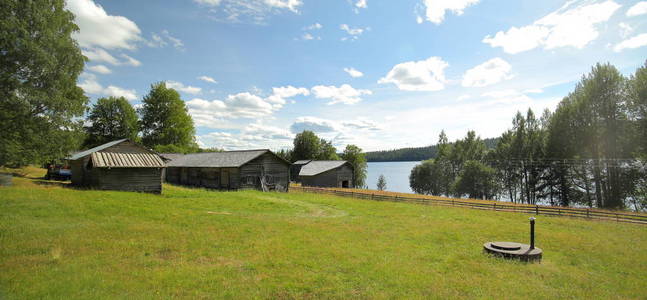 瑞典 Norrbotten 文化保护区 Gallejaur 的农场建筑和草地