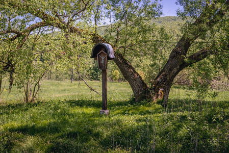 老木十字架在 Ustrzyki Gorne, 小村庄在 Bieszczady 国家公园, 波兰的 Subcarpathian 省